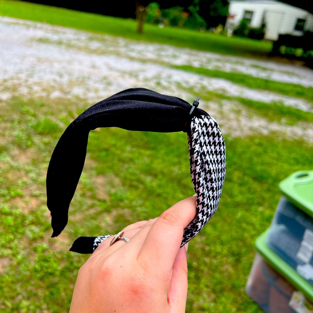 Women headband black and white